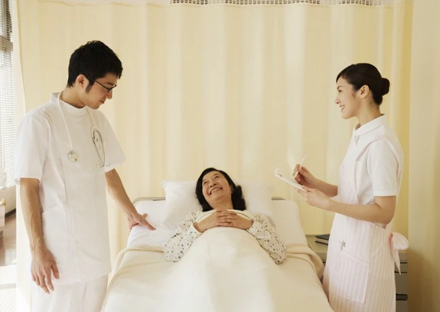 医師と看護師、患者さんが話している