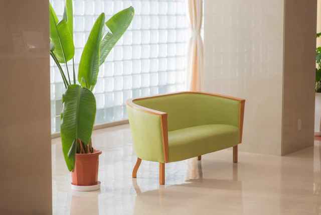 病院のロビーのソファ