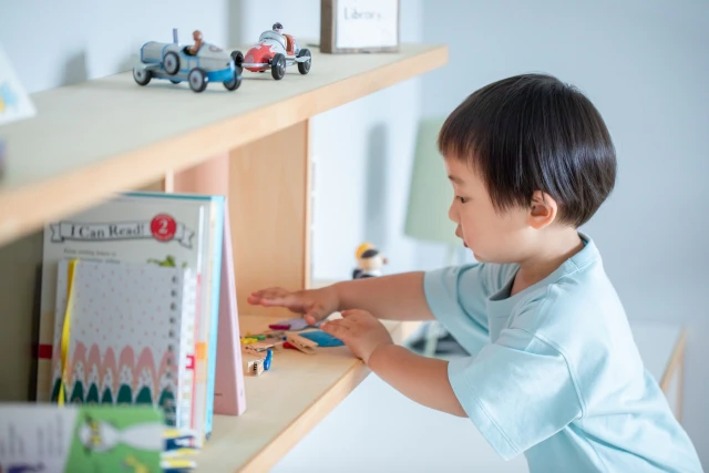 整頓された棚と子ども