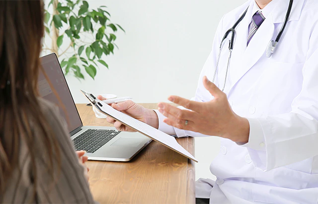 女性に説明する医師