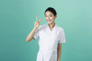 ピースサインの看護師