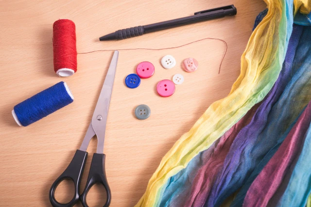 カラフルな布と裁縫道具