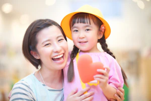 笑顔の子供と保育士さん