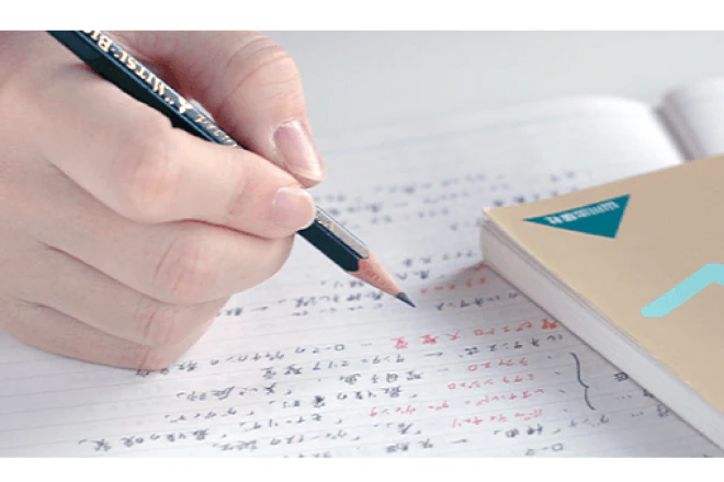 えんぴつでノートに文字を書く