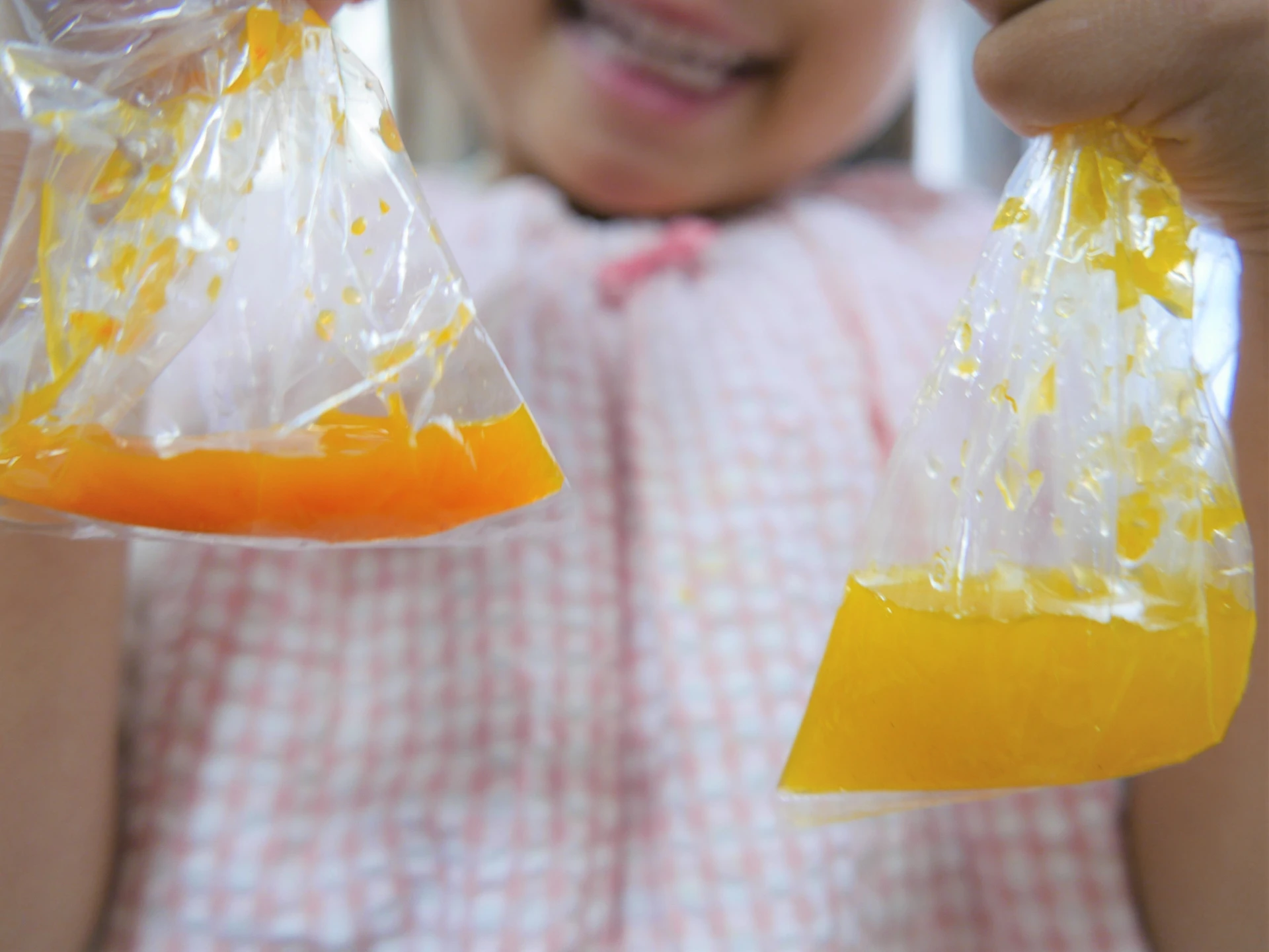 色水遊びをしている子ども