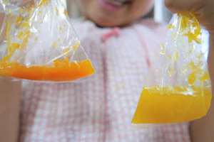 色水遊びをしている子ども