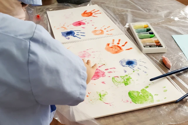 手形をとって遊ぶ子供