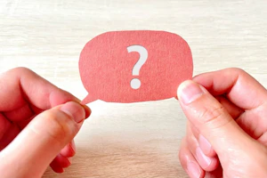 ?の吹き出しを持つ両手