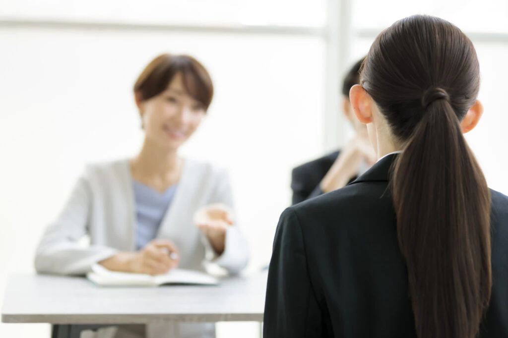 保育士面接で好印象を与える逆質問とは? 転職・就職で役立つ質問例と答え方も紹介