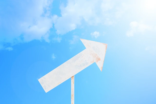 青空が背景の矢印