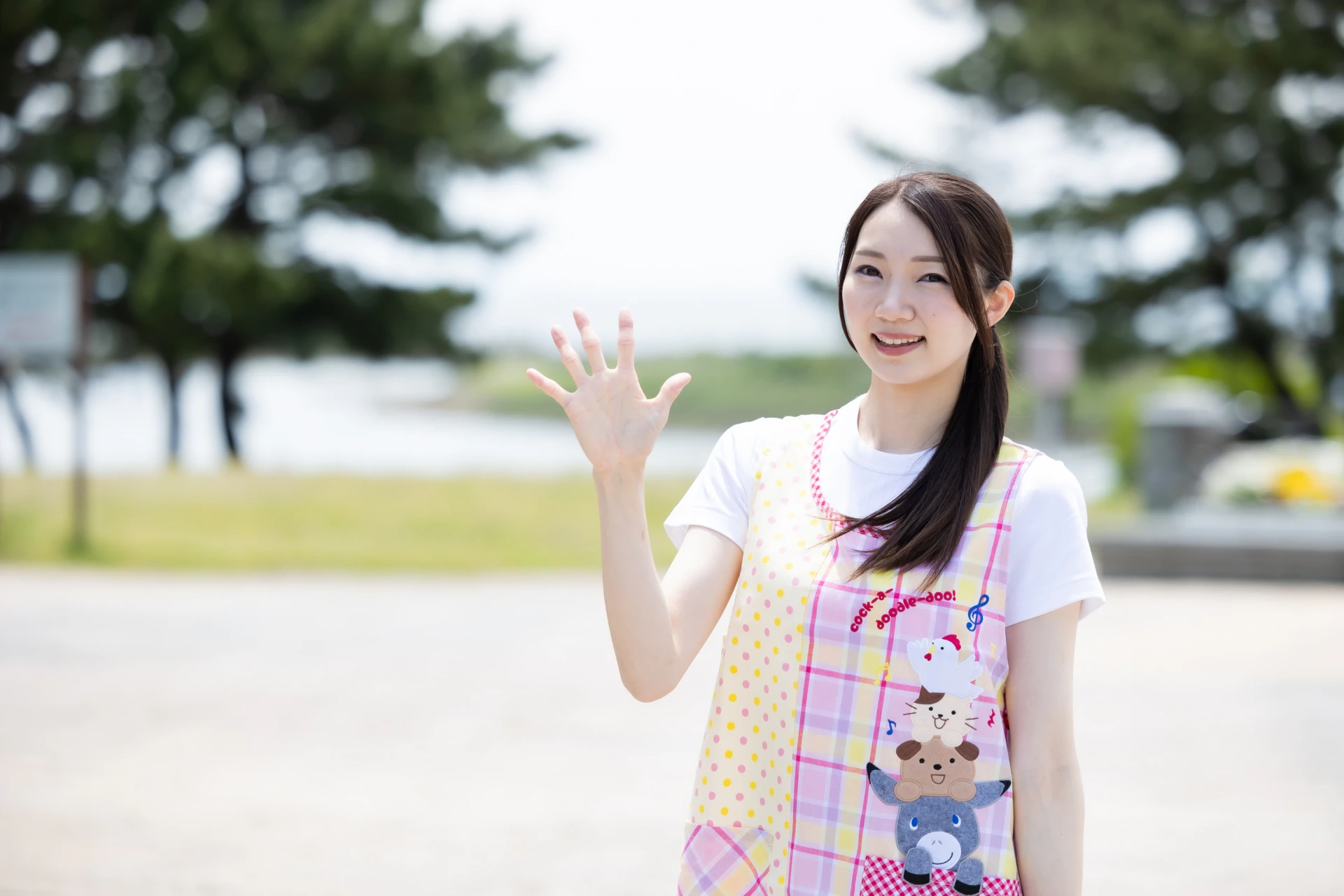 保育士が手を広げ指５本を立てている