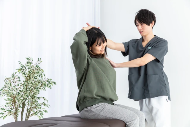 リハビリをする女性とスタッフ
