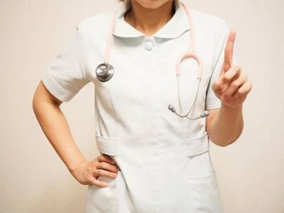 看護師がポイントを示している