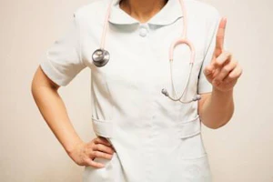 看護師がポイントを示している