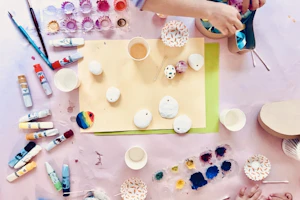 紙粘土に色を付ける