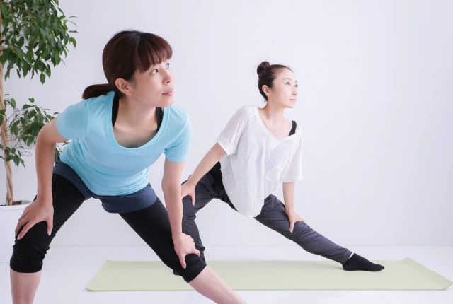 ストレッチをする二人の女性