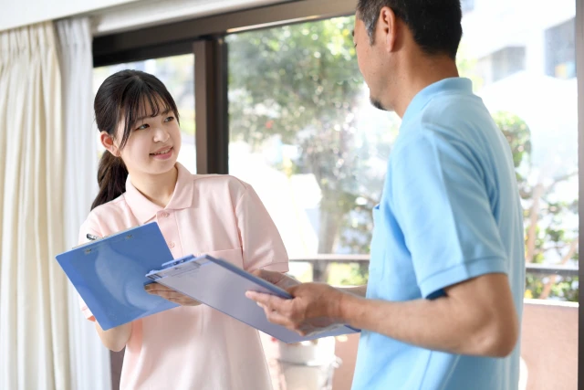 話し合う介護士さんたち