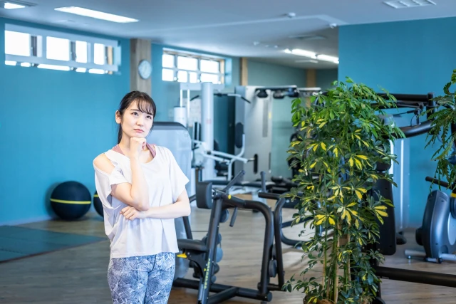 考える女性