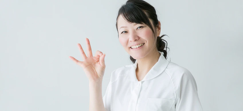 手をgoodにしている女性理学療法士