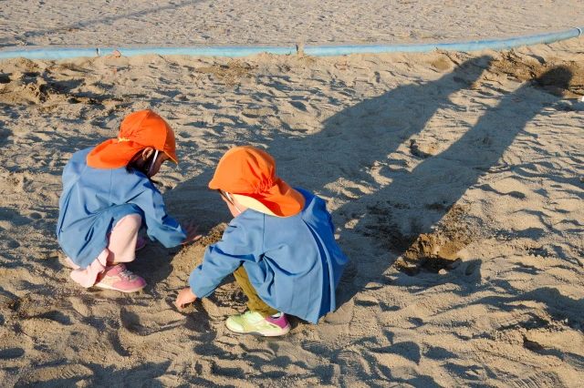 砂場で山を作って遊ぶ子供たち