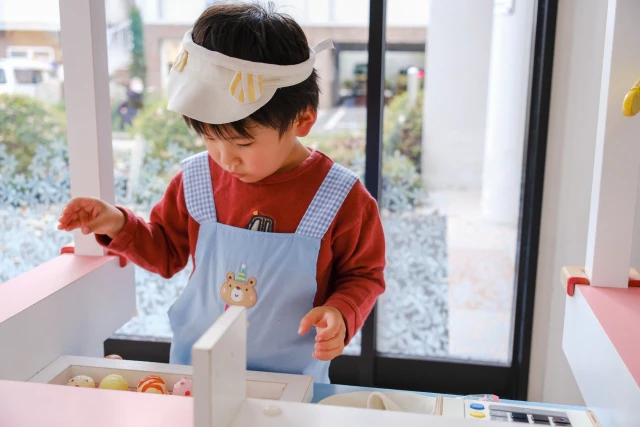 お店屋さんごっこをする園児
