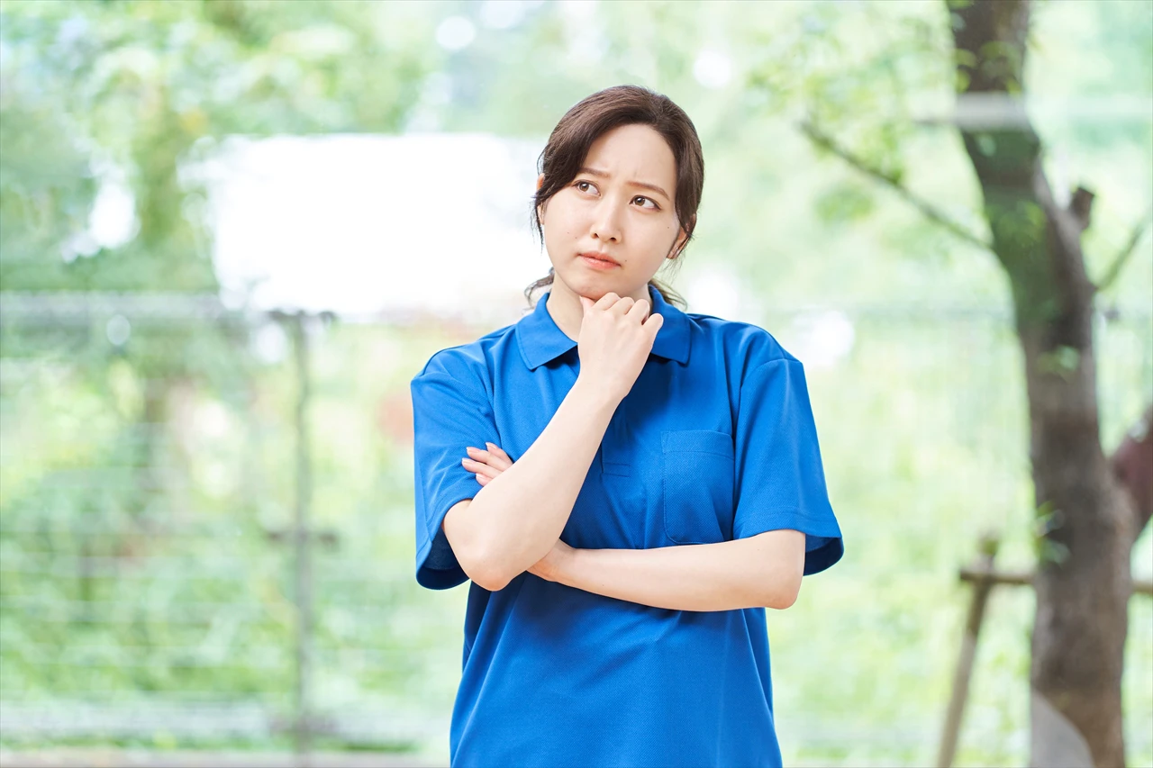 悩む女性の介護士