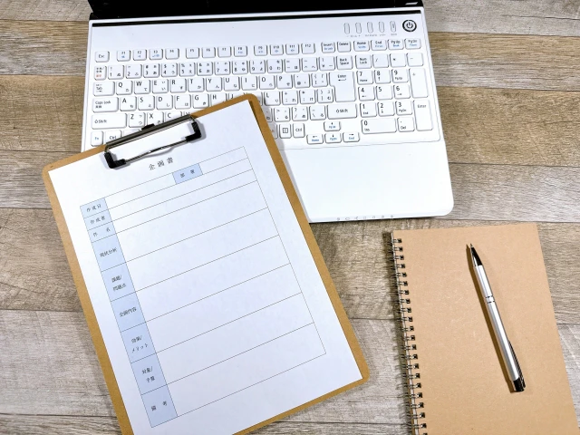 企画書とパソコン