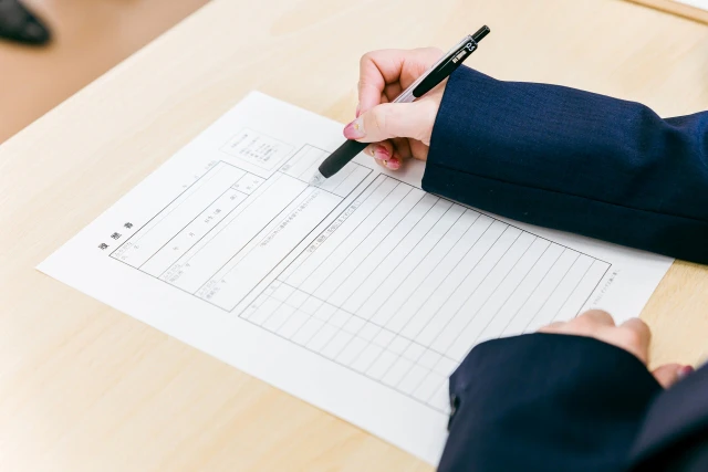 履歴書を記載する様子