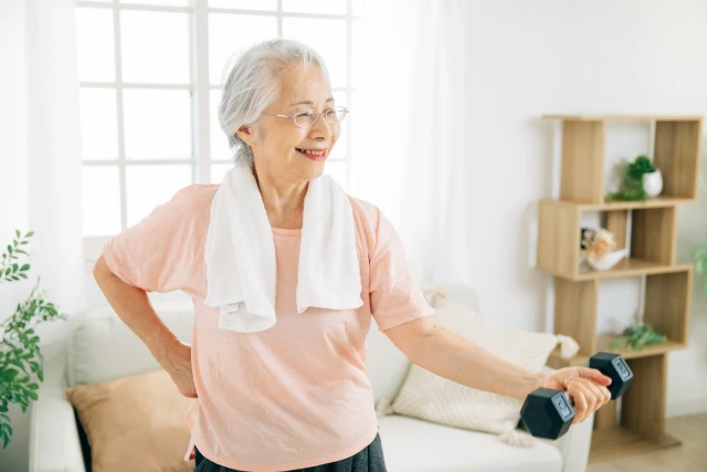 筋トレをする高齢者