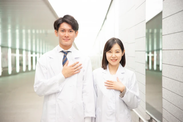 ポーズをとる女性と男性