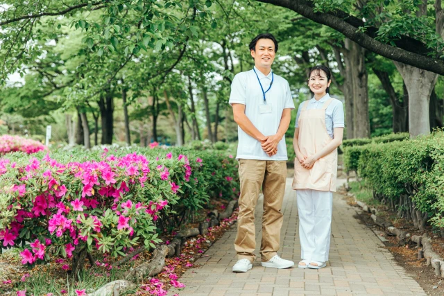 笑顔で並ぶスタッフ