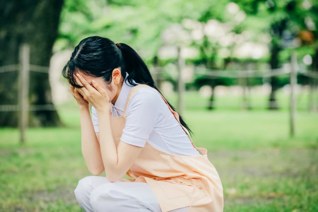 しゃがみ込んでいる女性スタッフ
