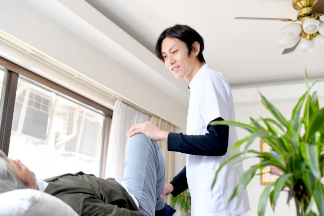 声をかけるスタッフ