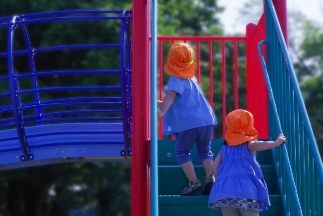 階段を昇る子供たち