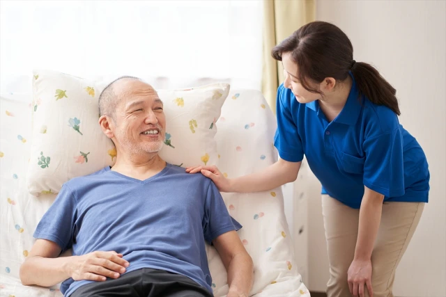 患者さんと楽しく話をするスタッフ