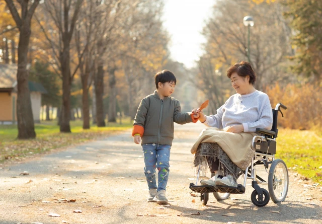 子どもと車いすに座っている女性