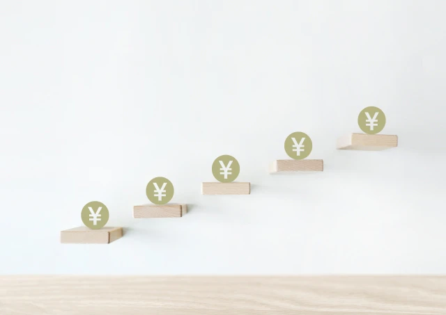 お金マークと木の階段