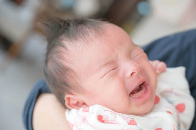 泣いている赤ちゃん