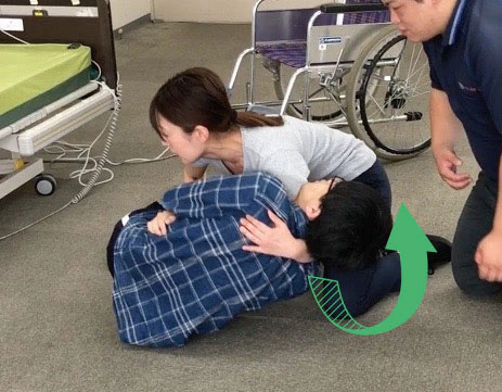 テコの原理を用いカーブを描きながら引き寄せる