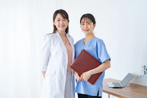 医療従事者の女性が2人で微笑んでいる様子