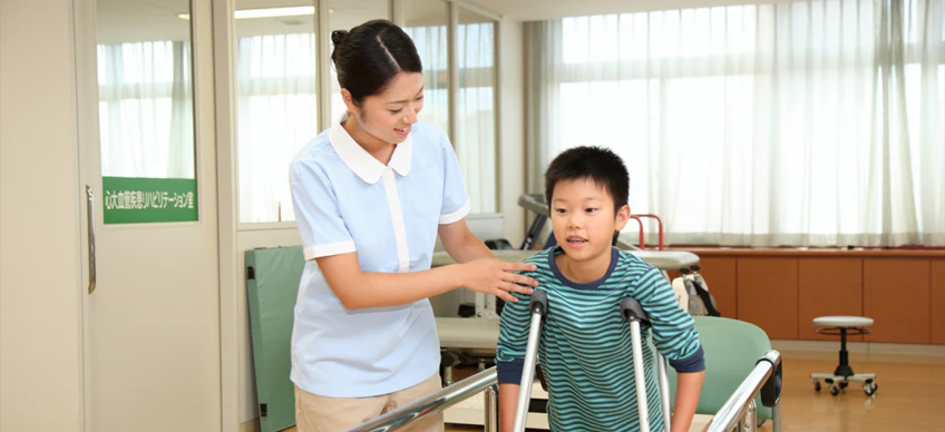 子どものリハビリをしている女性理学療法士