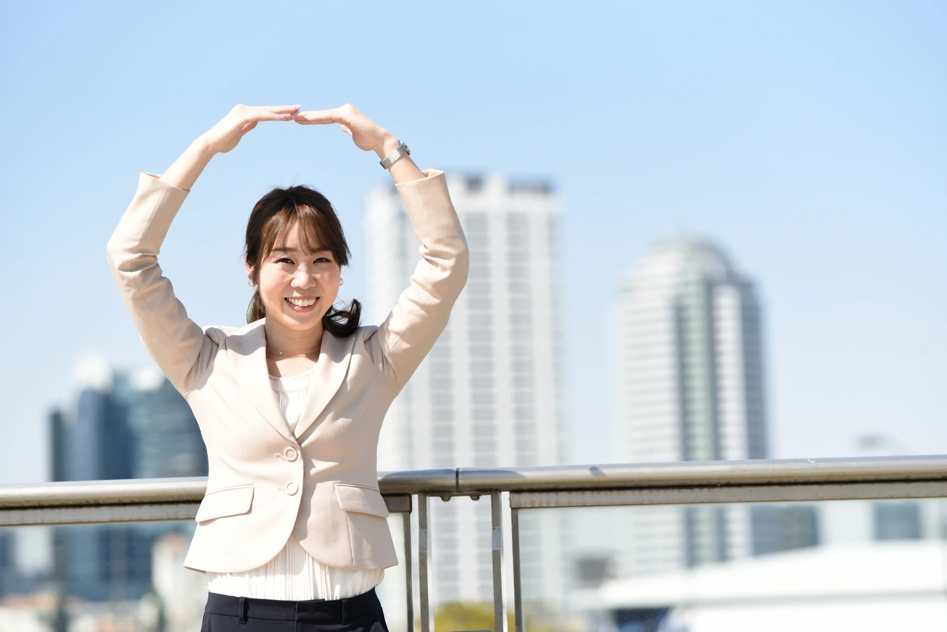 丸のジェスチャーをする女性