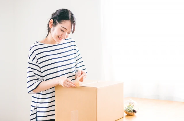 箱を開ける保育士さん