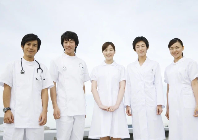 医療従事者が並んで立っている