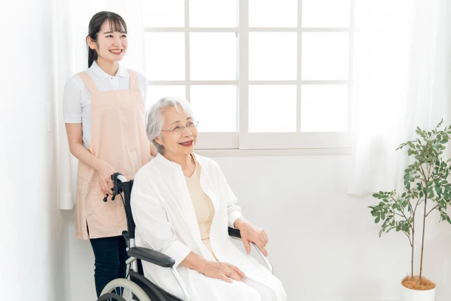 笑顔のスタッフと車椅子の女性