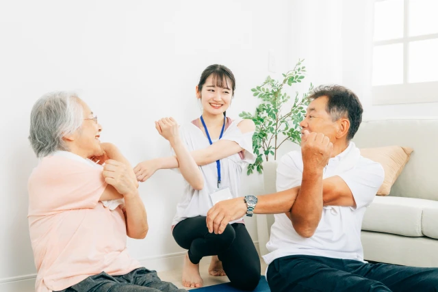 ストレッチをする高齢者とスタッフ
