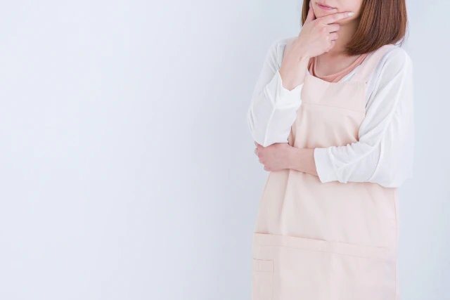 考える保育士さん