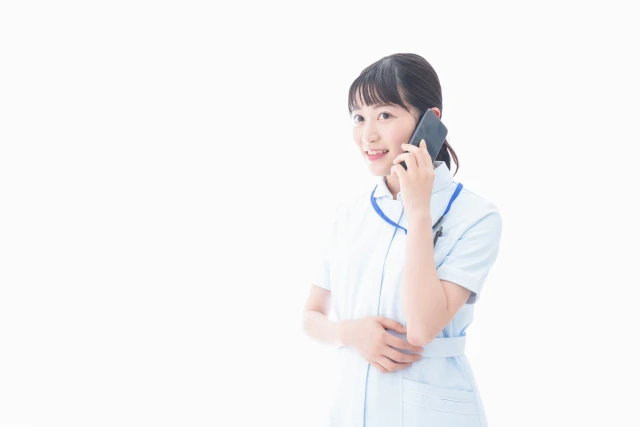 スマホで電話する若い看護師