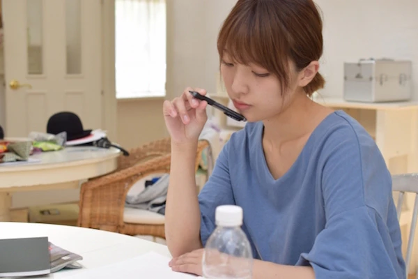 勉強する看護師