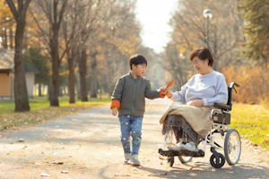 車いすの女性と男の子